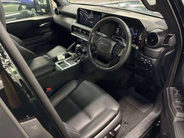 Toyota Land Cruiser 250 VX / First Edition 2024 (Black Exterior, Round LED Headlights, Roof Rack, 8,587 km Mileage) Thumb 4