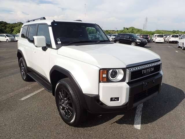 Toyota Land Cruiser 250 TRJ250W 2024 (Platinum White Pearl, Classic Round LED Headlights, Sunroof, Roof Rack)